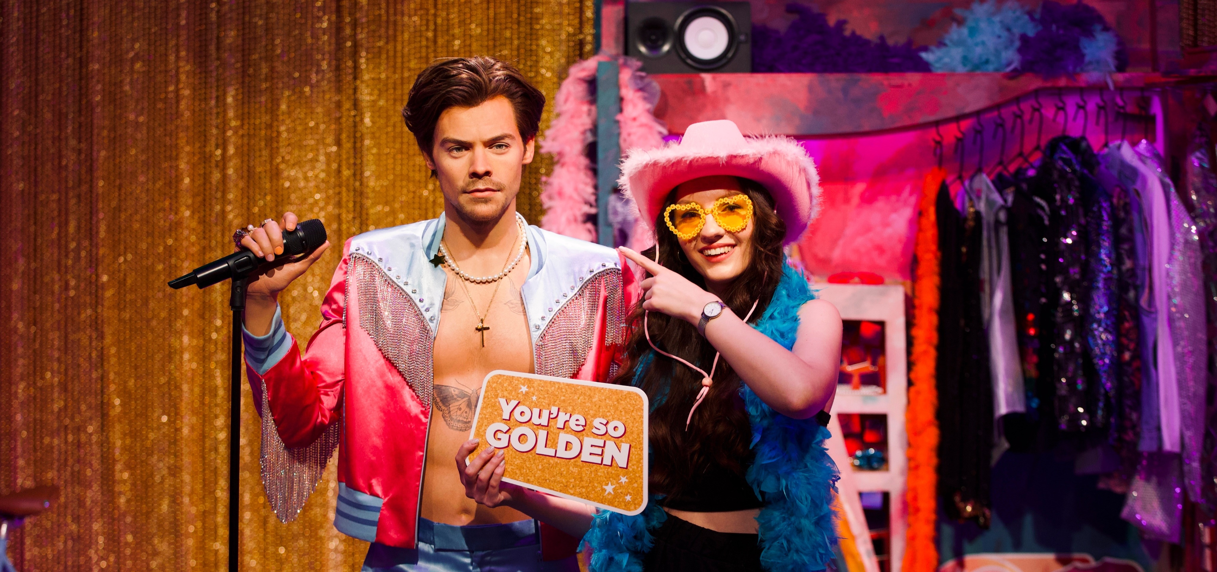 Harry Styles megérkezett — pózolj a világsztárral!